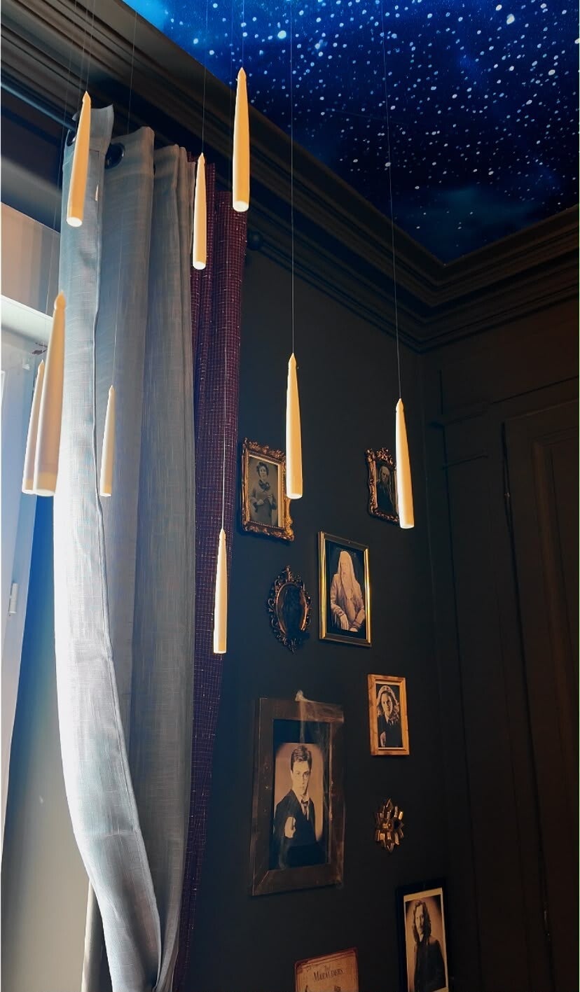 Salle des potions/salle à manger éclairée aux bougies, appartement thème sorciers au Mans