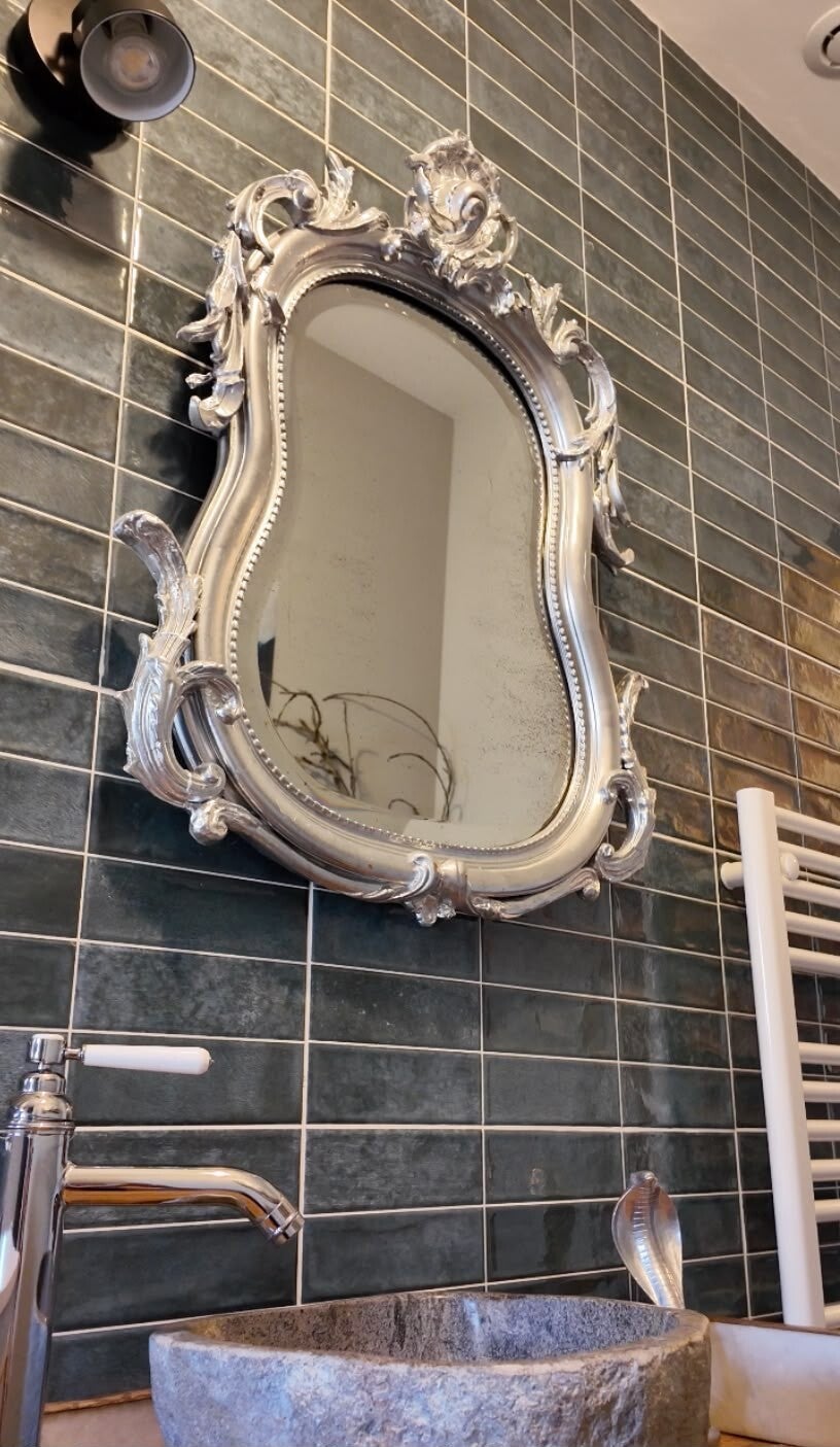 Salle de bain au miroir ancien, appartement insolite à thème magie au Mans