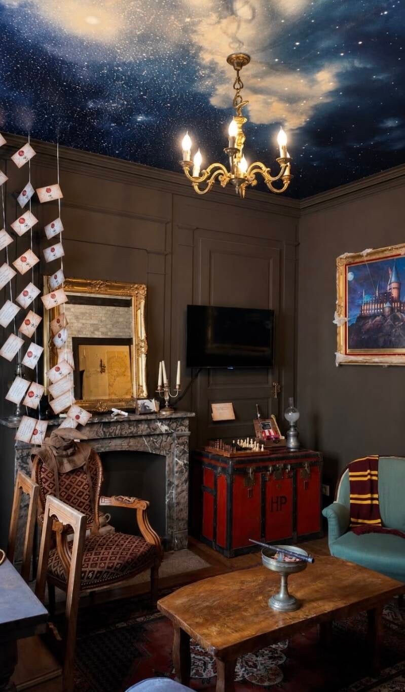 Salon à plafond étoilé, appartement insolite à thème magie au Mans