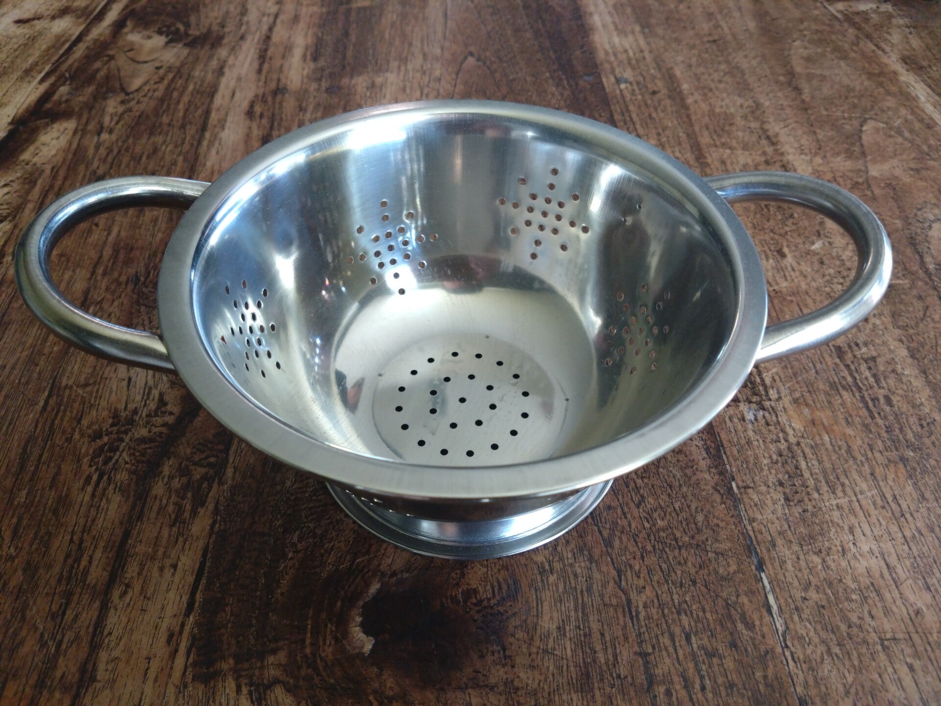 Metalen zeef met twee handvatten