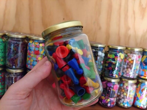 Potje gekleurde pionnen