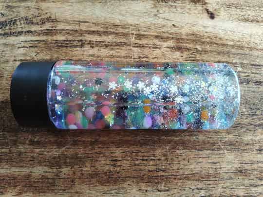 Sensorische fles met waterparels en glitters
