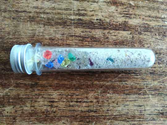 Sensorische buisje met schelpenzand en gekleurde steentjes