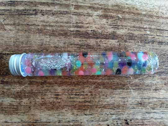 Groot sensorisch buisje met waterparels en glitters