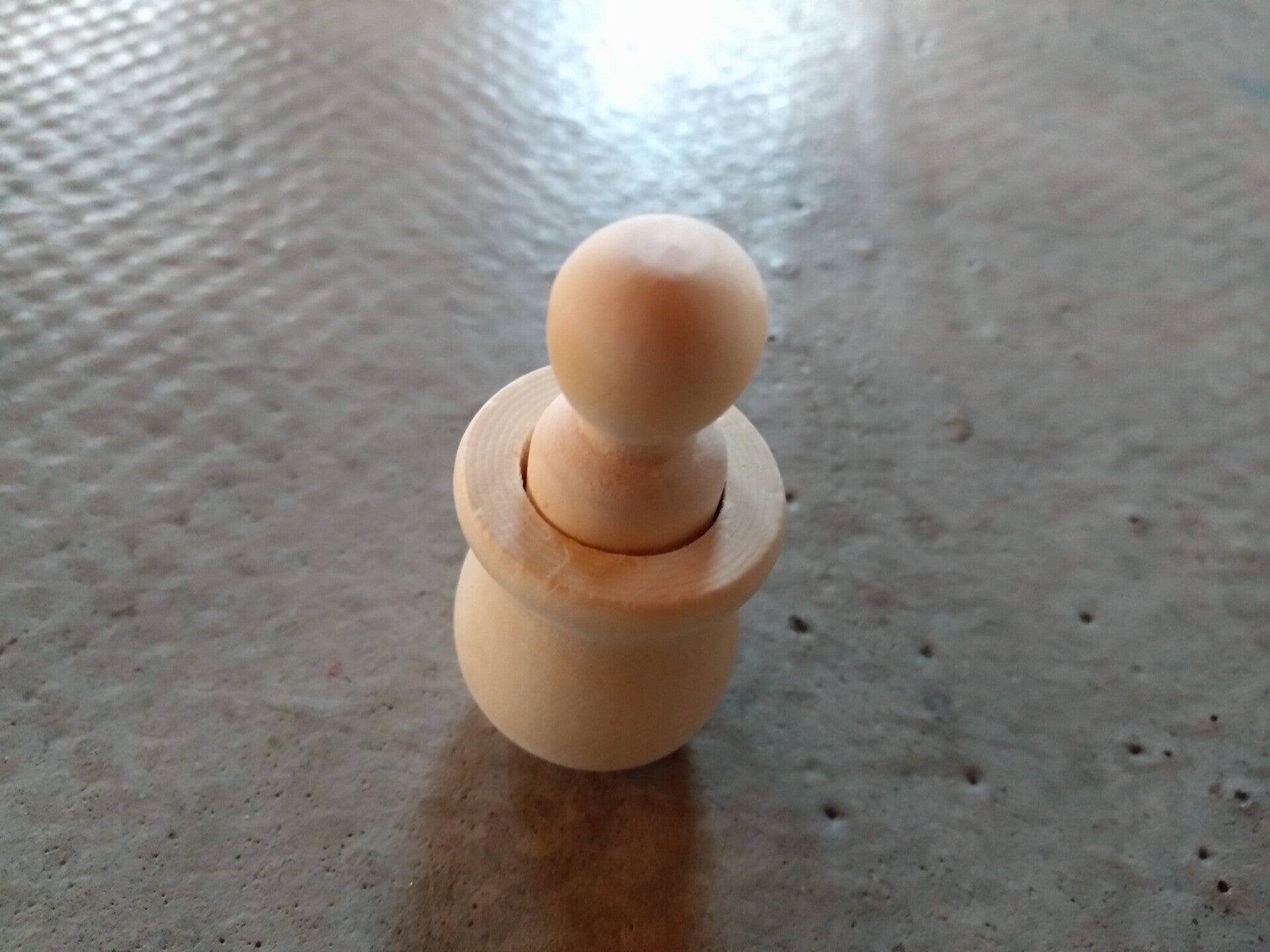 Houten peggdol in tonnetje