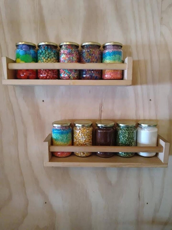 Houten opbergrekje voor potjes en flessen