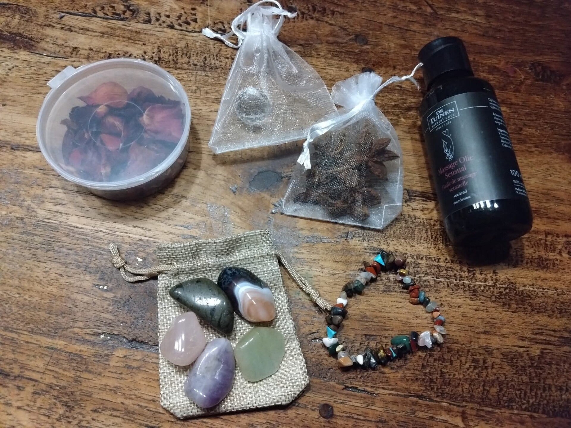 Armbandje van kleine edelsteentjes