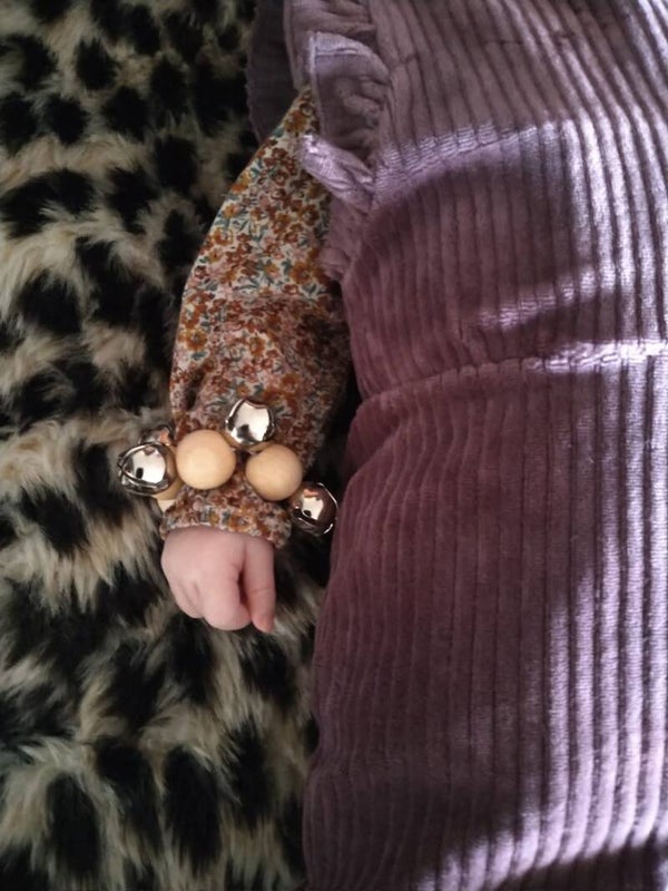 Houten bellenarmband met gekleurde bellen