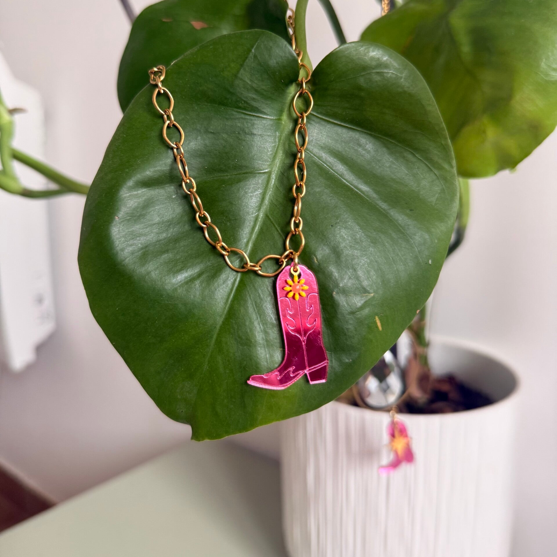 Collier botte de cowgirl et margueritte