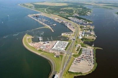 Luchtfoto van de haven en omgeving van Lauwersoog