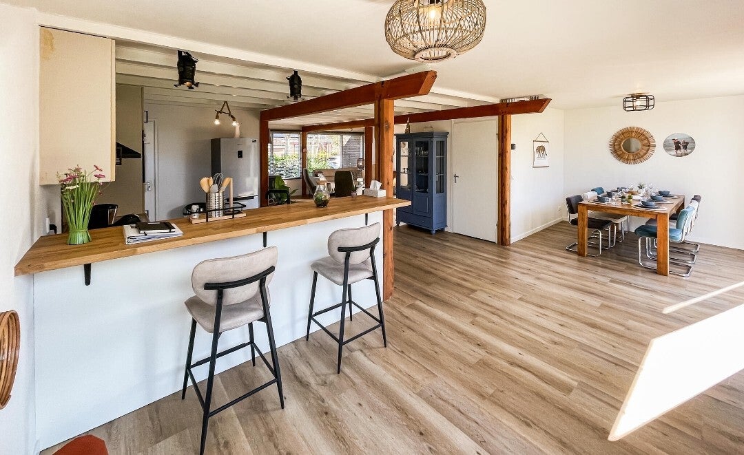 Open keuken met bar in vakantiehuis Lauwersrust