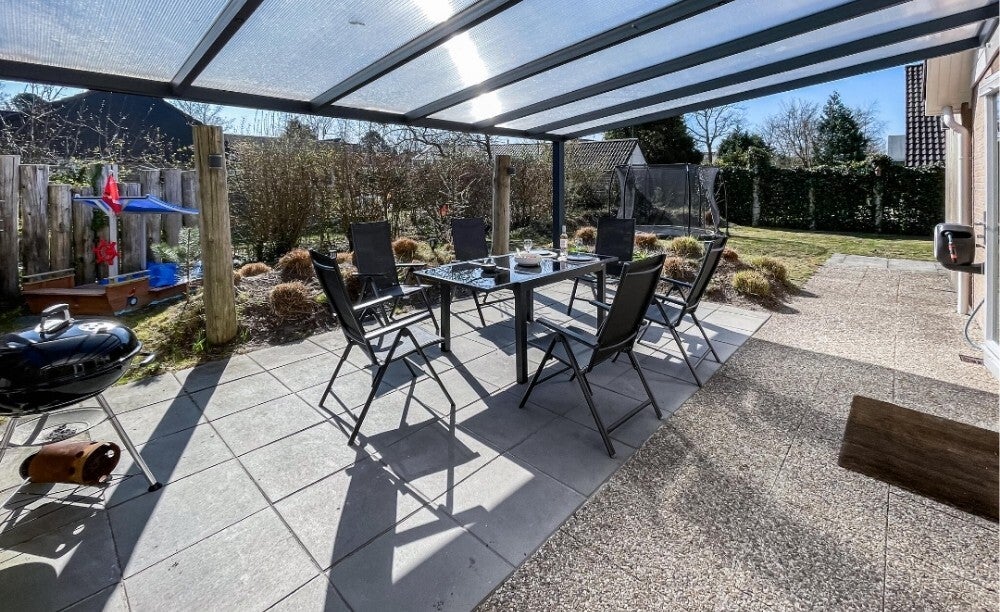 Overdekt terras en omheinde tuin van vakantiehuis Lauwersrust in Lauwersoog