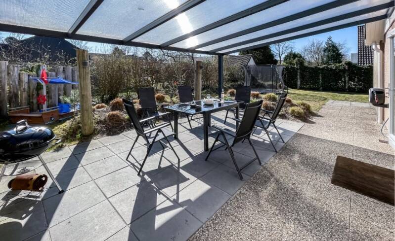 Overdekt terras en tuin van vakantiehuis Lauwersrust in Lauwersoog