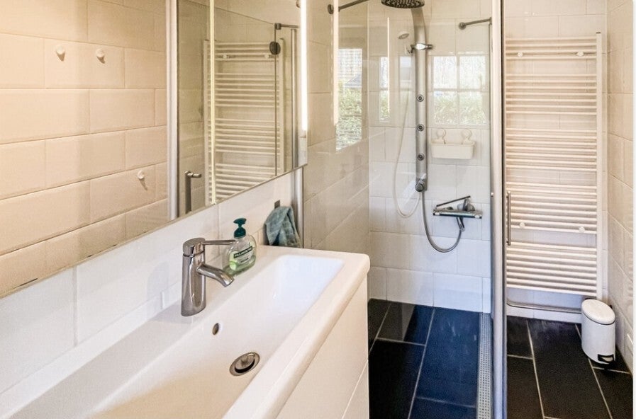 Badkamer met regendouche in vakantiehuis Lauwersrust