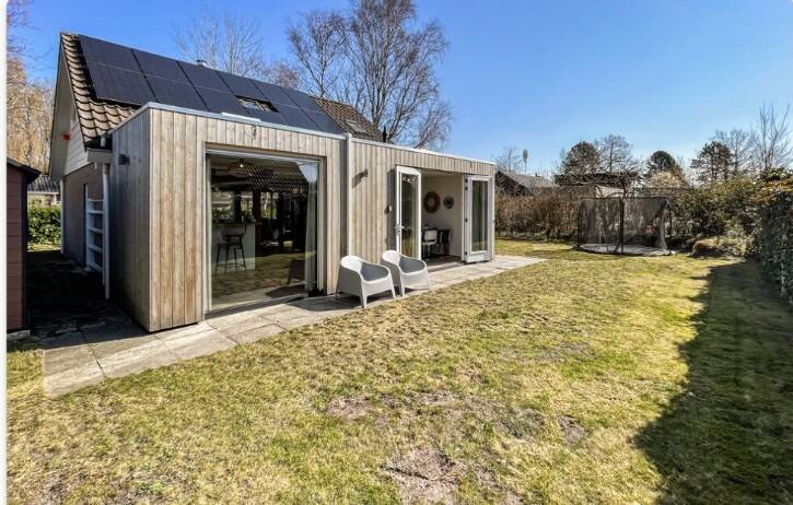 Omheinde tuin bij vakantiehuis Lauwersrust in Lauwersoog