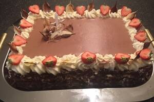 bisquit met pudding, slagroom en chocomousse 