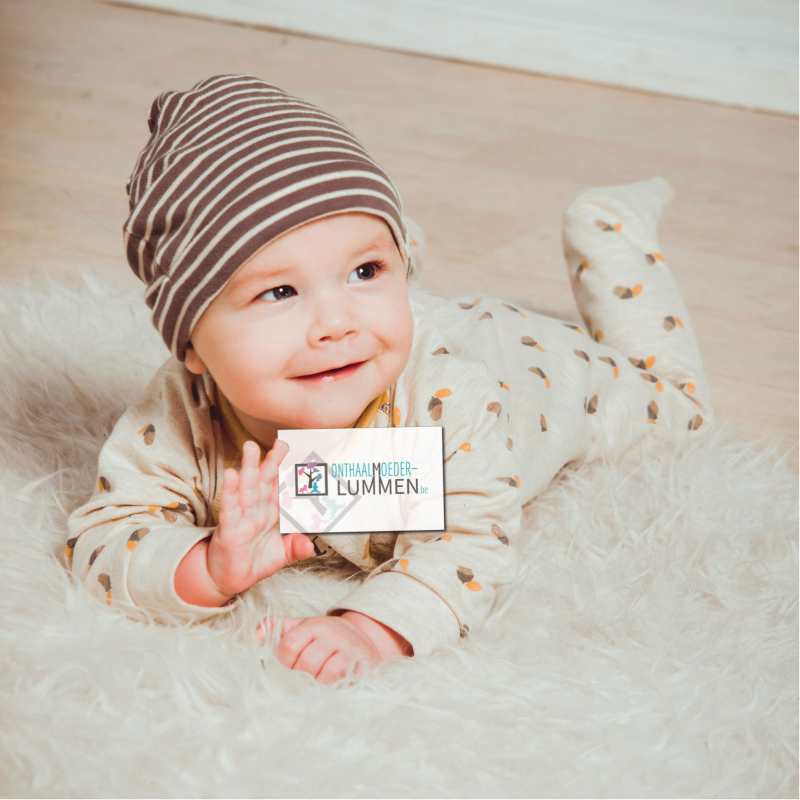 babytje houd een visitekaartje vast met de woorden onthaalmoeder lummen