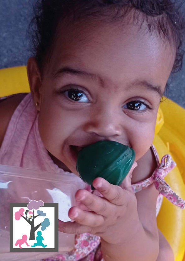 schattig babytje dat speelgoedje in mond steekt -kinderopvang onthaalouder Lummen Limburg