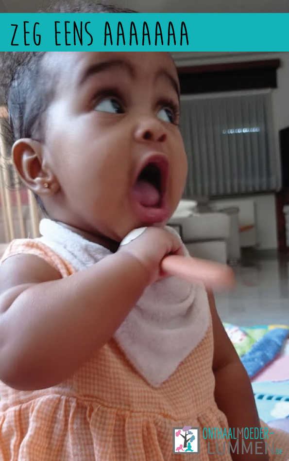 schattige baby wil lepel zelf in de mond steken