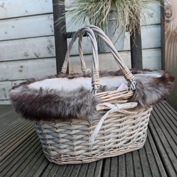 Mand ovaal bekleed met nepbont- hengselmand - decoratieve mand - 41x32x20cm