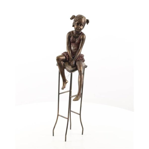 Beeldje - meisje op kruk - resin - 55cm hoog