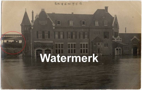 Ansichtkaart - Fotokaart Overstroming Deventer - Trein op Viaduct, Overijssel (ca. 1920)