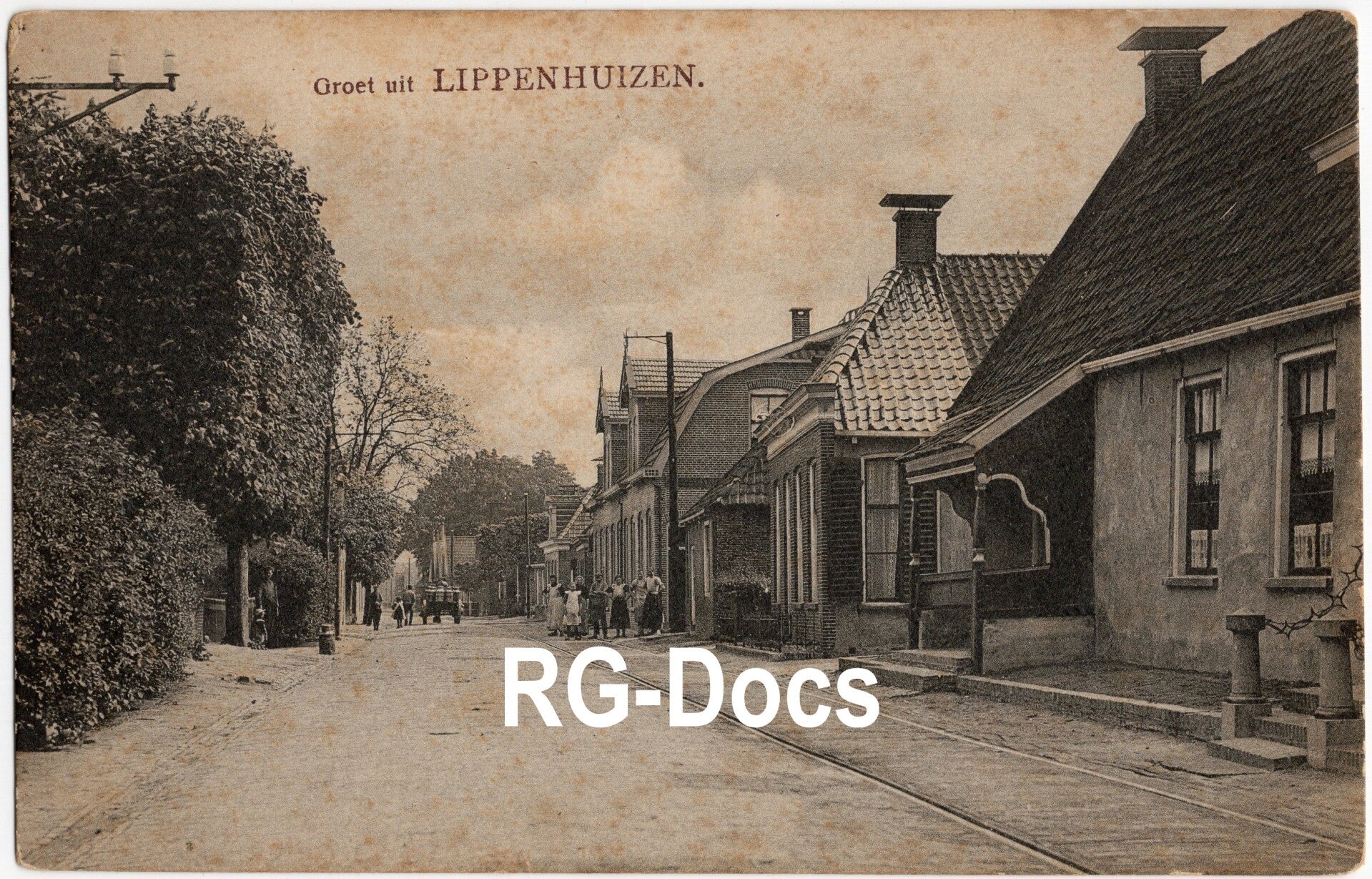 Ansichtkaart - Briefkaart Dorpsgezicht Lippenhuizen - Straat met tram, Friesland (ca. 1920)