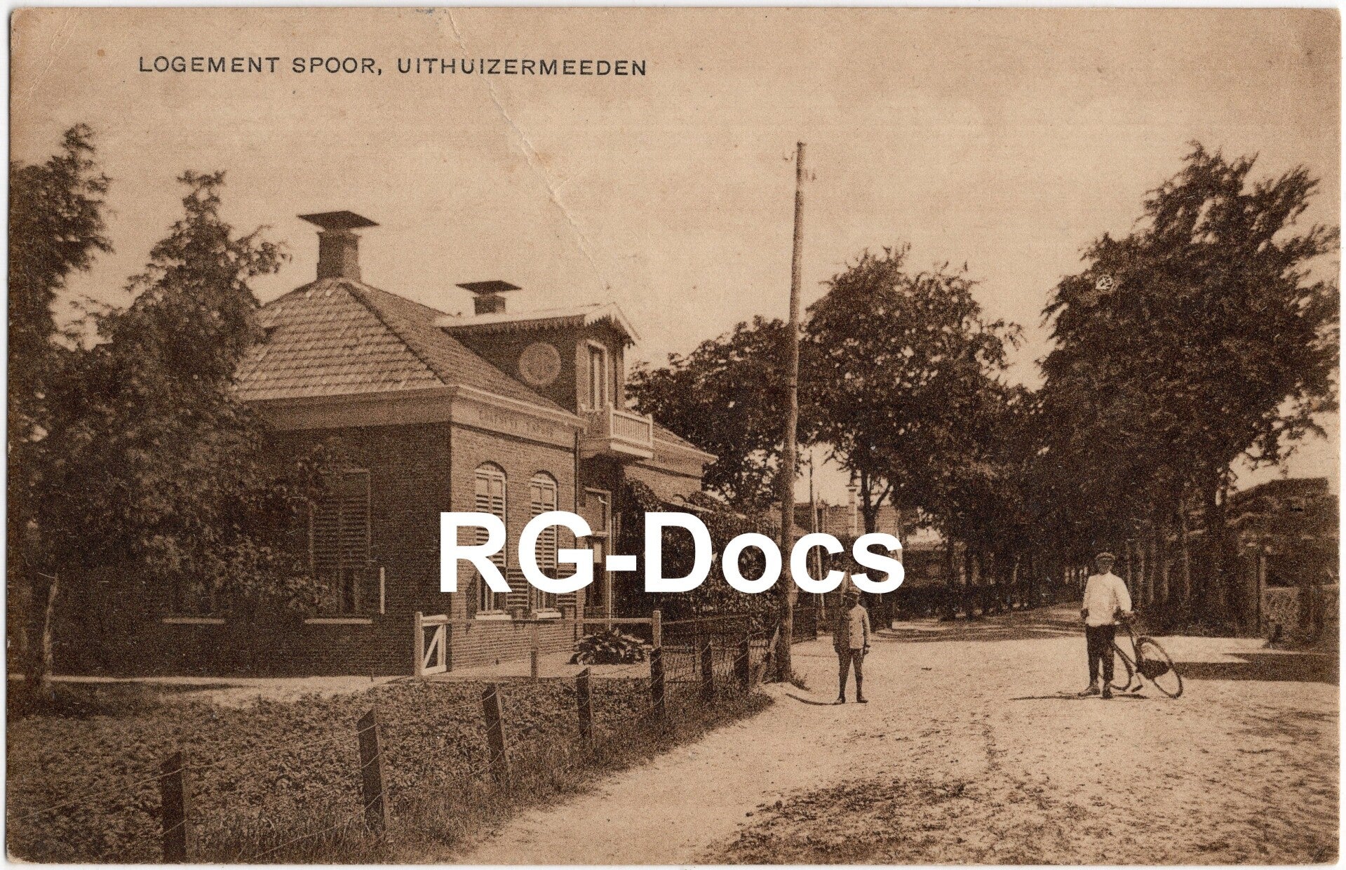 Ansichtkaart - Briefkaart Logement Spoor Uithuizermeeden - Straatbeeld, Groningen (1919)