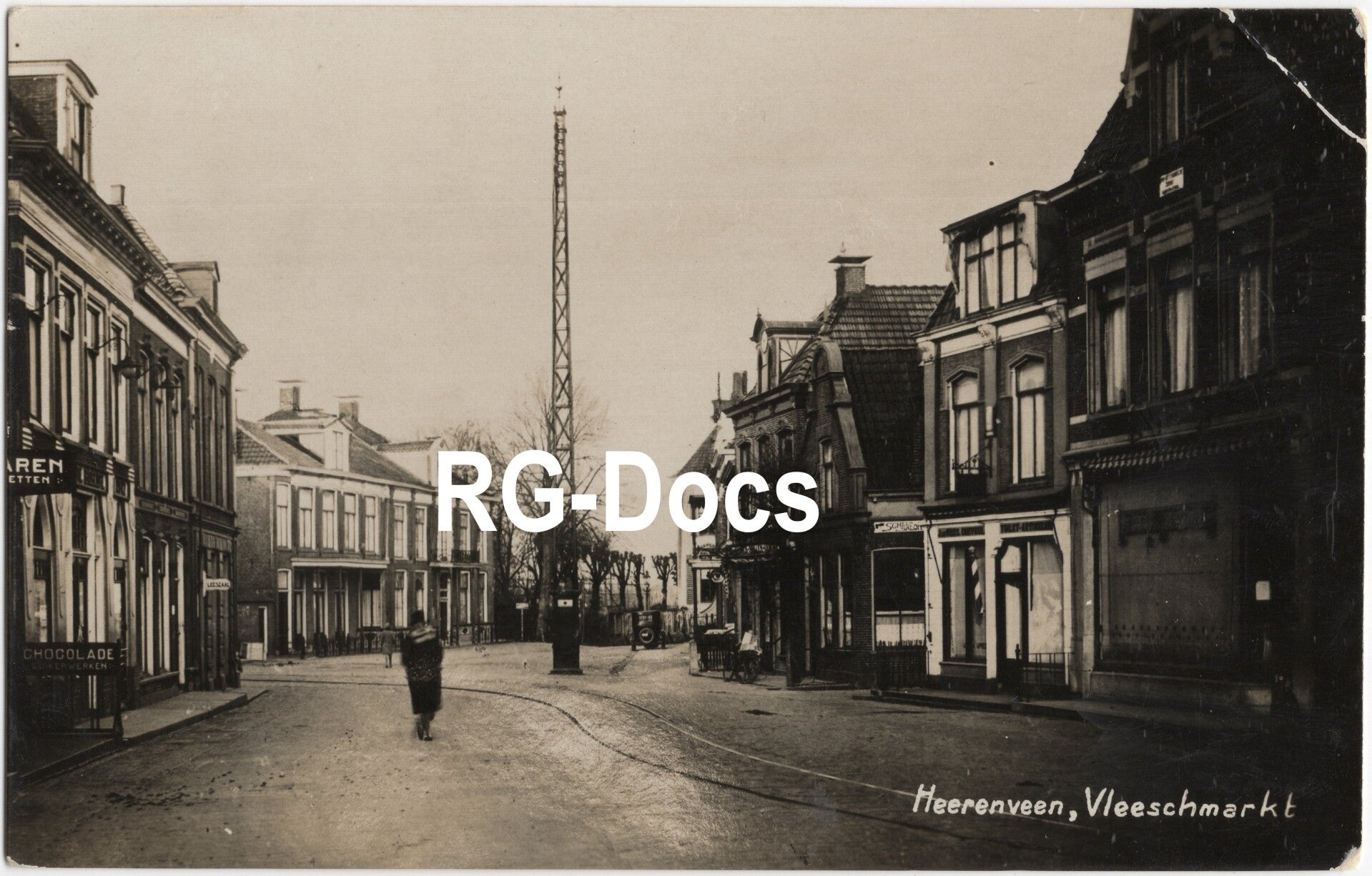 Ansichtkaart - Fotokaart Vleesmarkt Heerenveen - Straatbeeld met tramsspoor en zendmast, Friesland (ca. 1925)