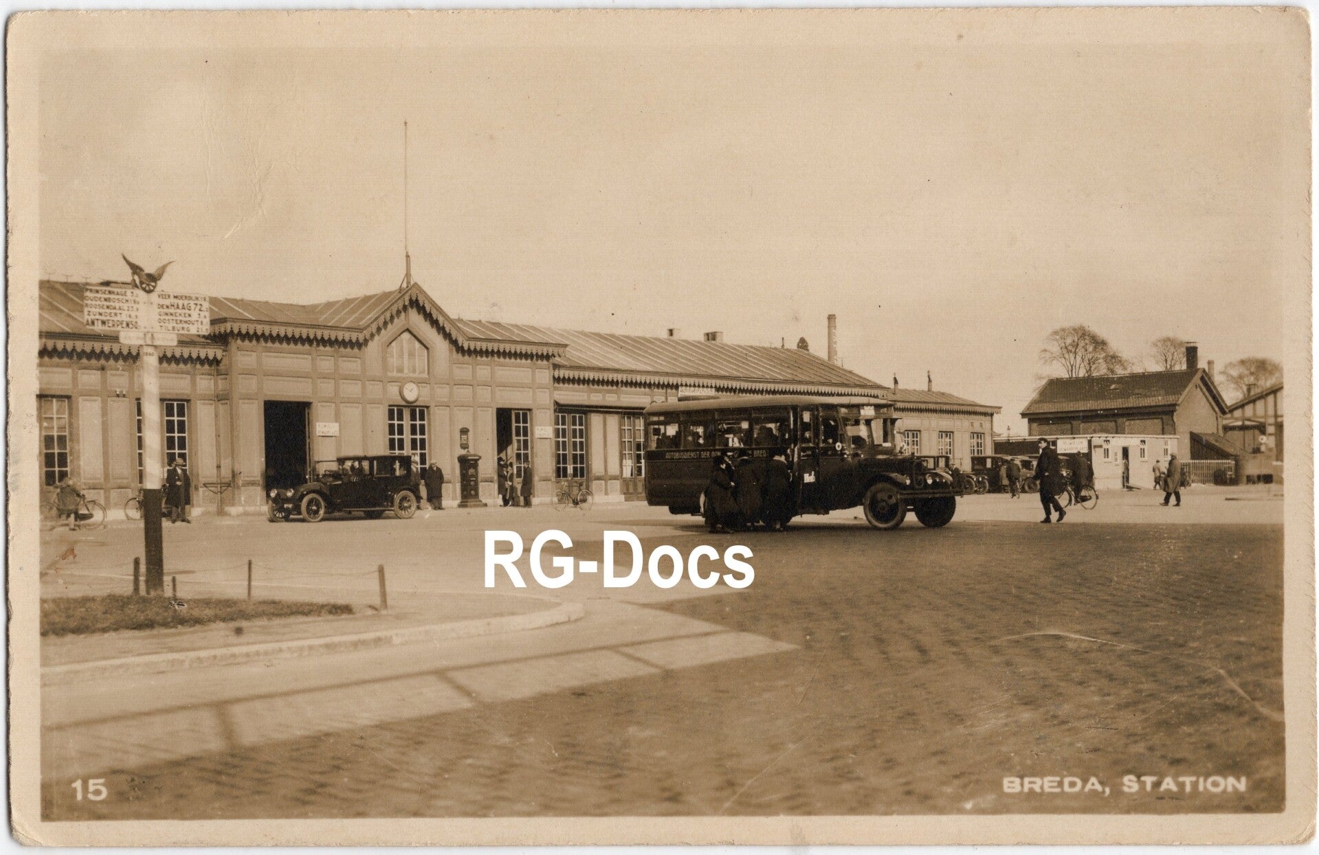 Ansichtkaart - Fotokaart Trein Station Breda - bus auto, Noord-Brabant (1935)