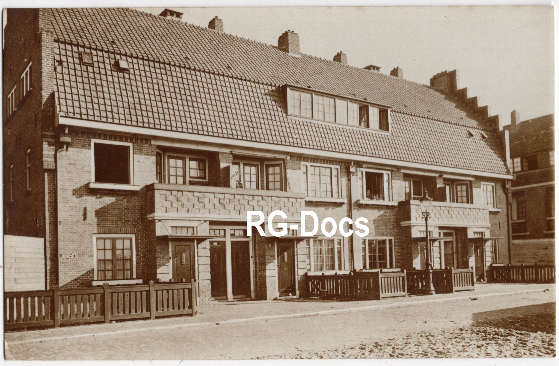 Ansichtkaart - Fotokaart Woningbouw Afrikbuurt Amsterdam - Architectuur Gratama, Noord-Holland (1920)