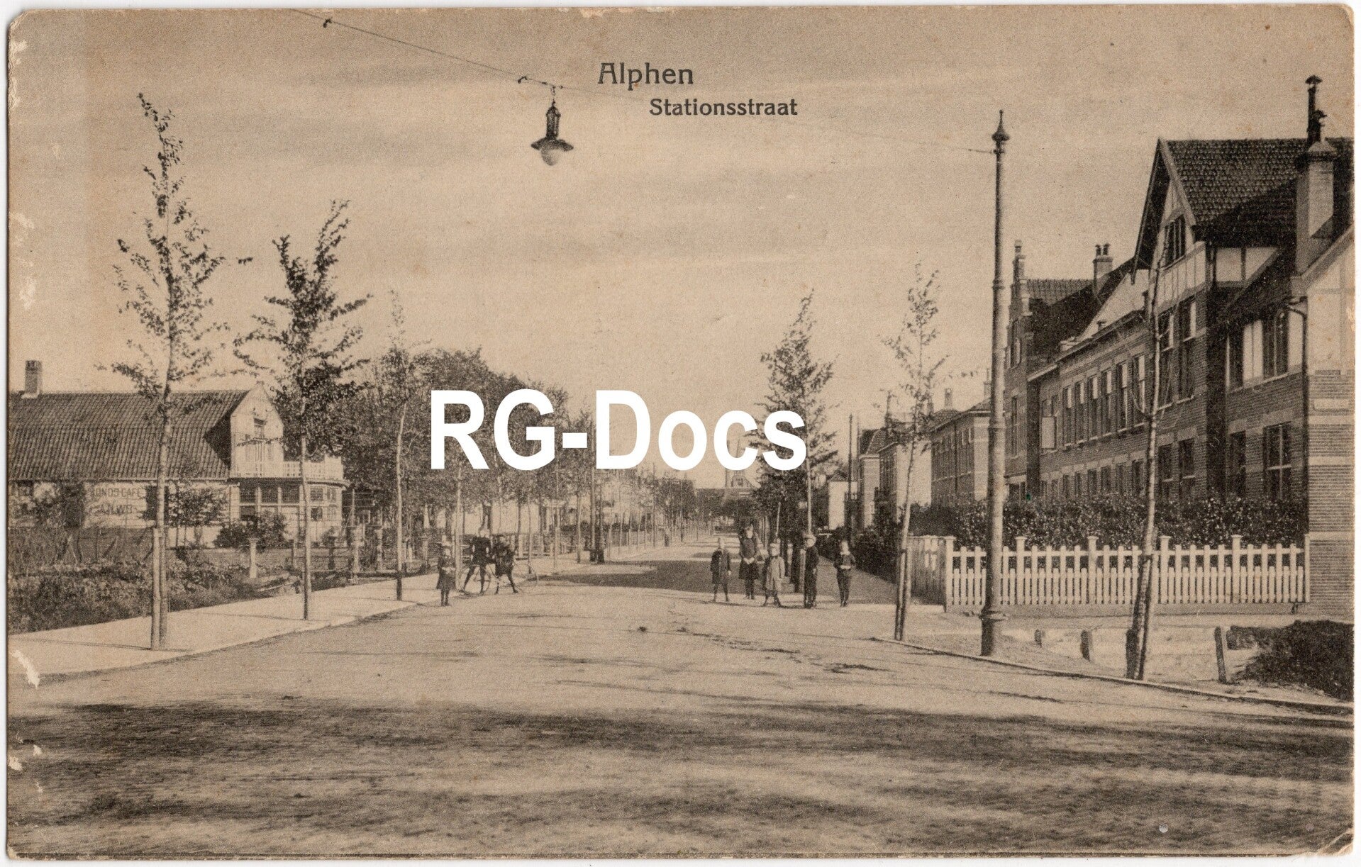 Ansichtkaart - Briefkaart Alphen Stationsstraat (1920)