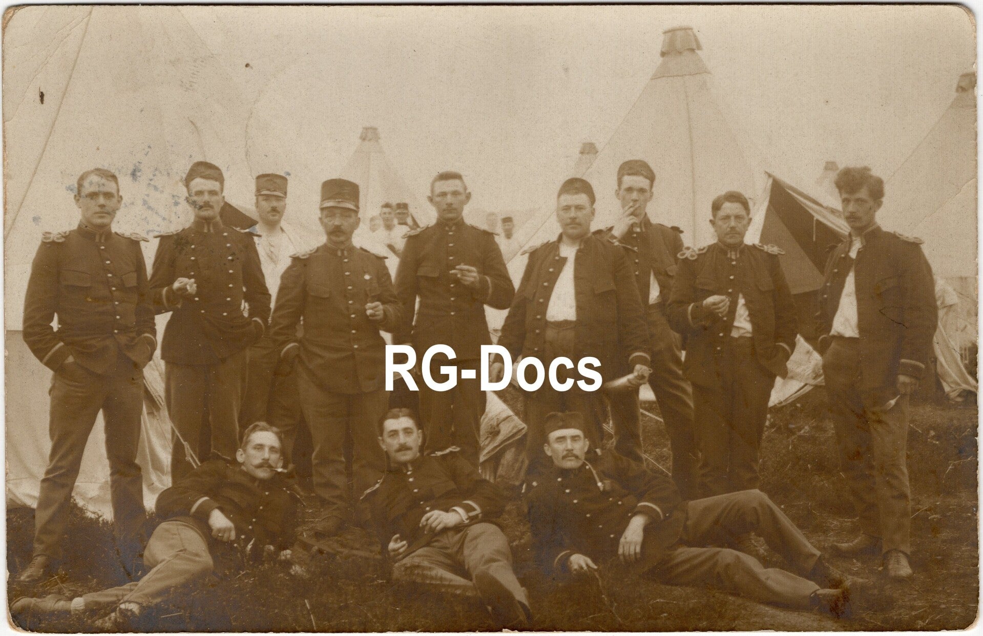 Ansichtkaart - Fotokaart Groepsportret Militairen Legerplaats Millingen, Gelderland (1913)