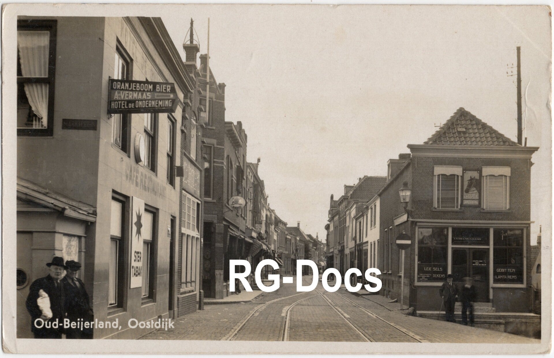 Ansichtkaart - Fotokaart Straatbeeld Oud-Beijerland - Oostdijk, Zuid-Holland 1943