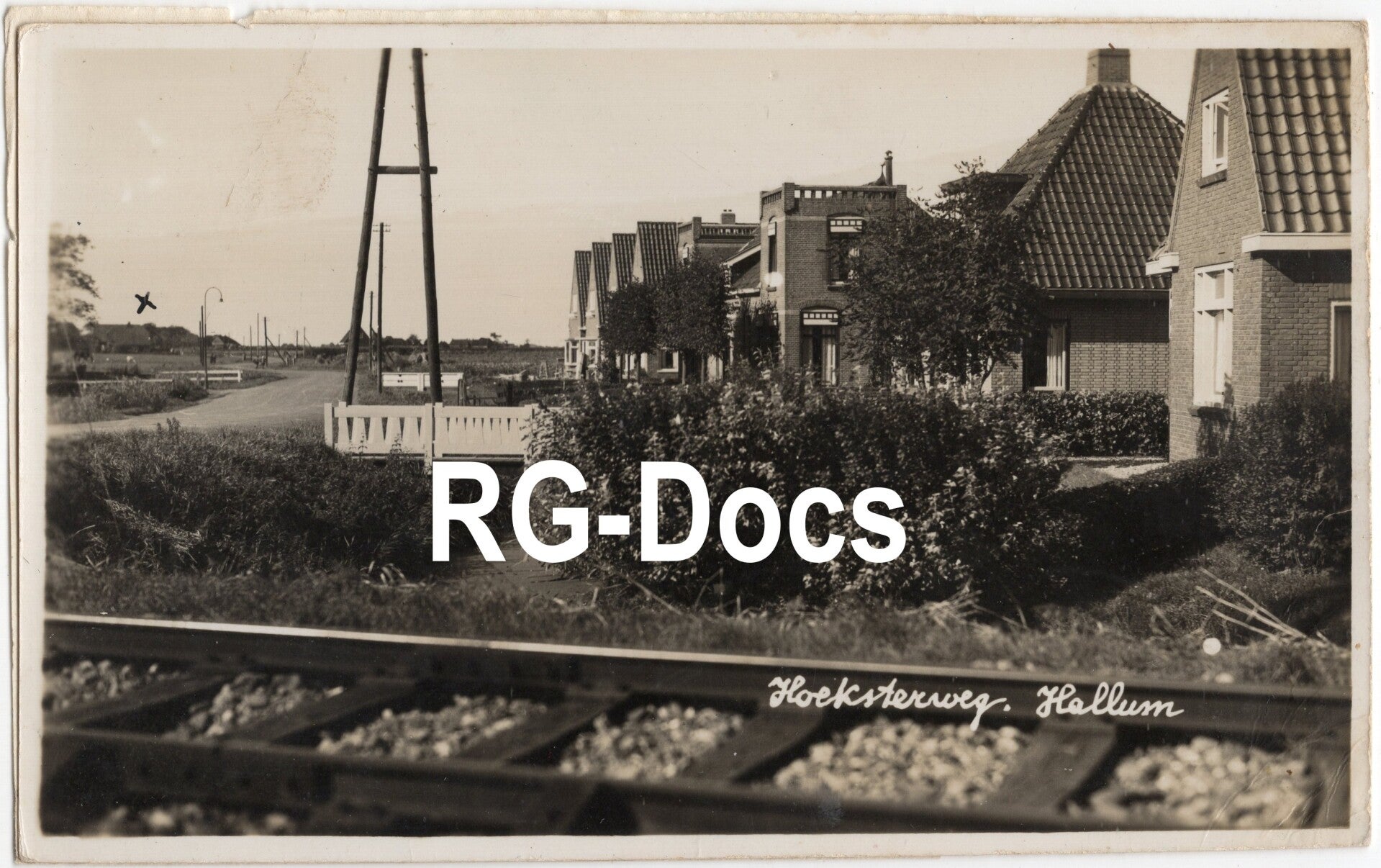 Ansichtkaart - Fotokaart Straatgezicht Hallum - Hoeksterweg met spoorrails, Friesland (1938)