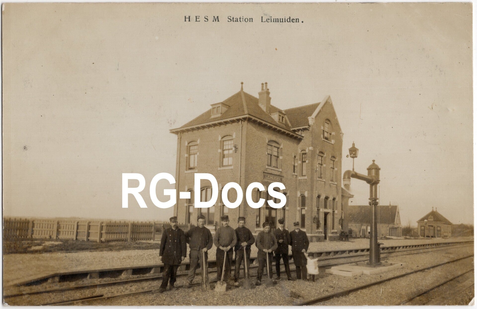 Ansichtkaart - Fotokaart Trein Spoorwegstation Leimuiden - Station met personeel, Zuid-Holland (1912)