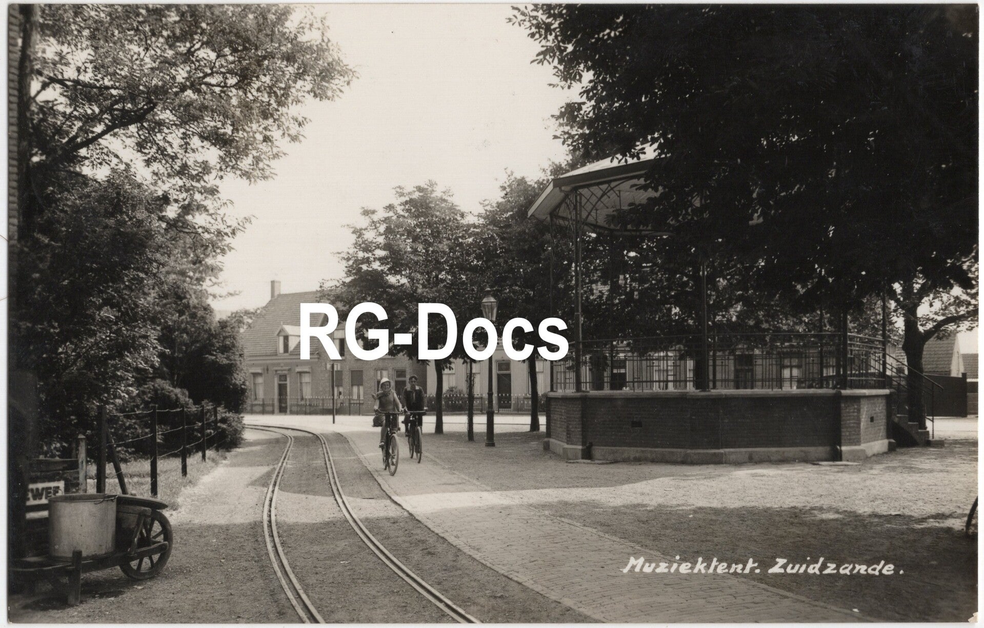 Ansichtkaart - Fotokaart Muziektent Zuidzande - met tramrails, Zeeland (1936)