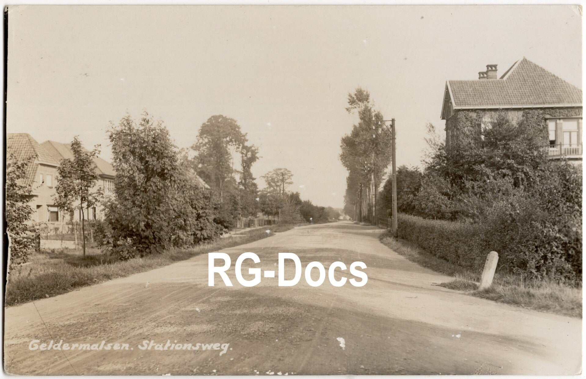 Ansichtkaart - Fotokaart Trein Stationsweg Geldermalsen, Gelderland (ca. 1920)