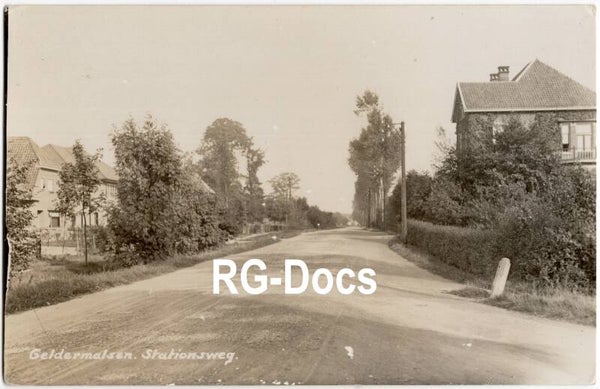 Ansichtkaart - Fotokaart Trein Stationsweg Geldermalsen, Gelderland (ca. 1920)