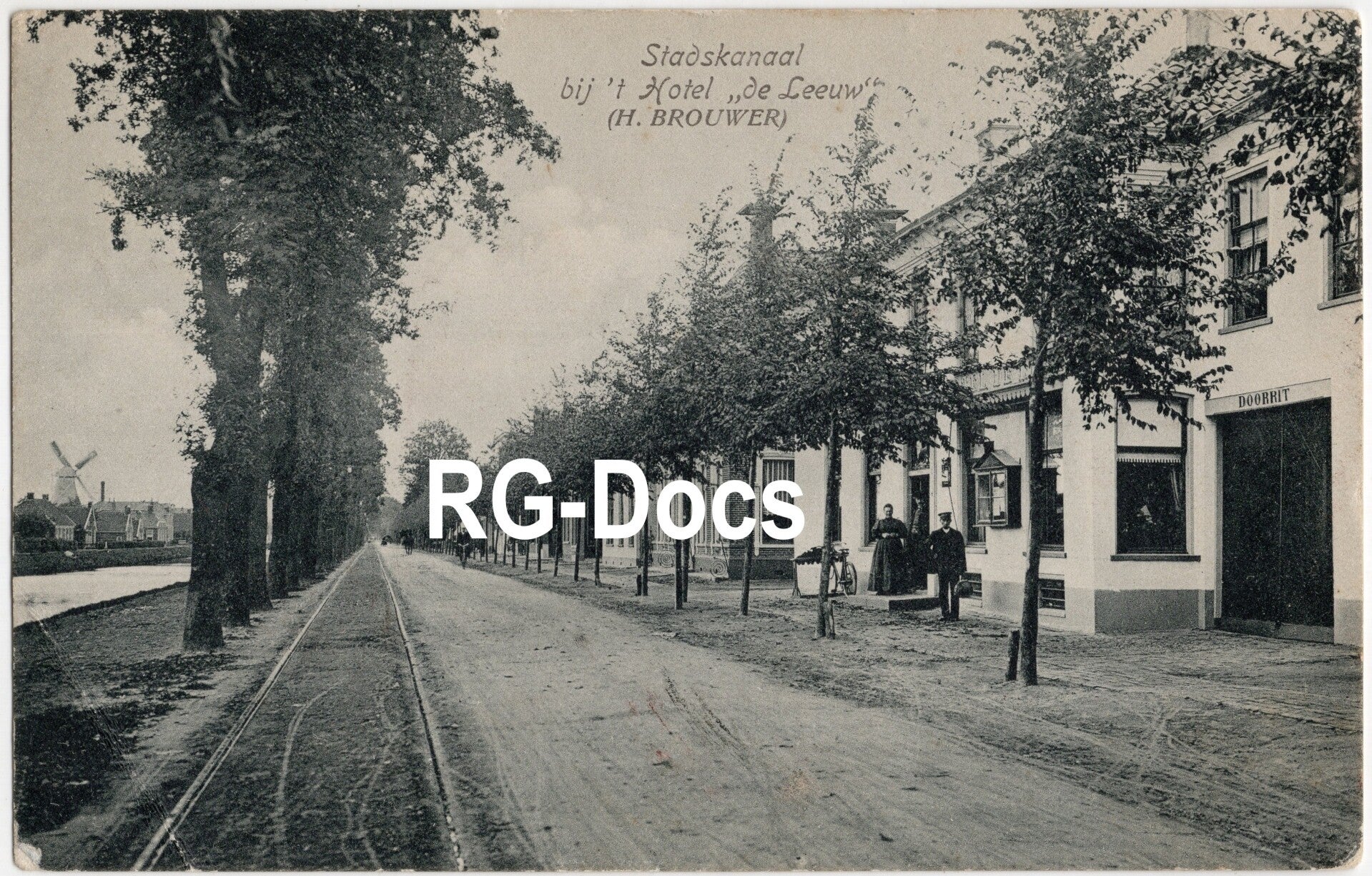 Ansichtkaart - Briefkaart Hotel de Leeuw Stadskanaal - Met tramrails en molen, Groningen (ca. 1910)