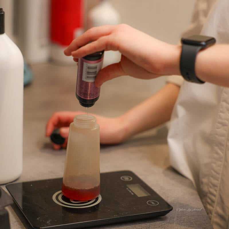 Maithé aan het werk. Photo by Christel