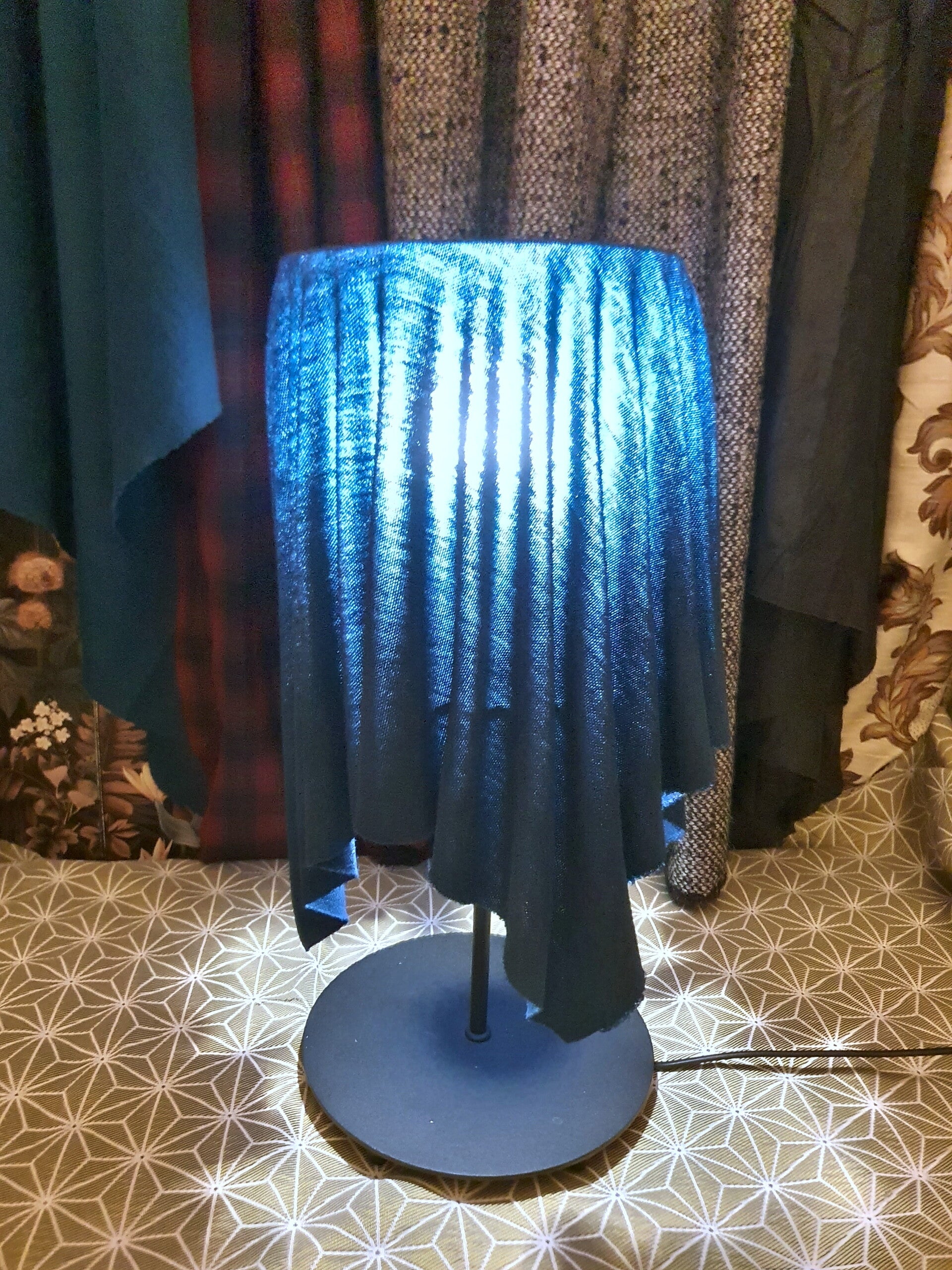Lampe Sculpturale "Nuit d'Émeraude" – Tissu Stabilisé Bleu Nuit