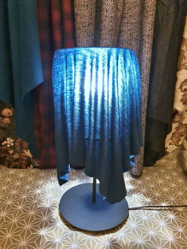 Lampe Sculpturale "Nuit d'Émeraude" – Tissu Stabilisé Bleu Nuit