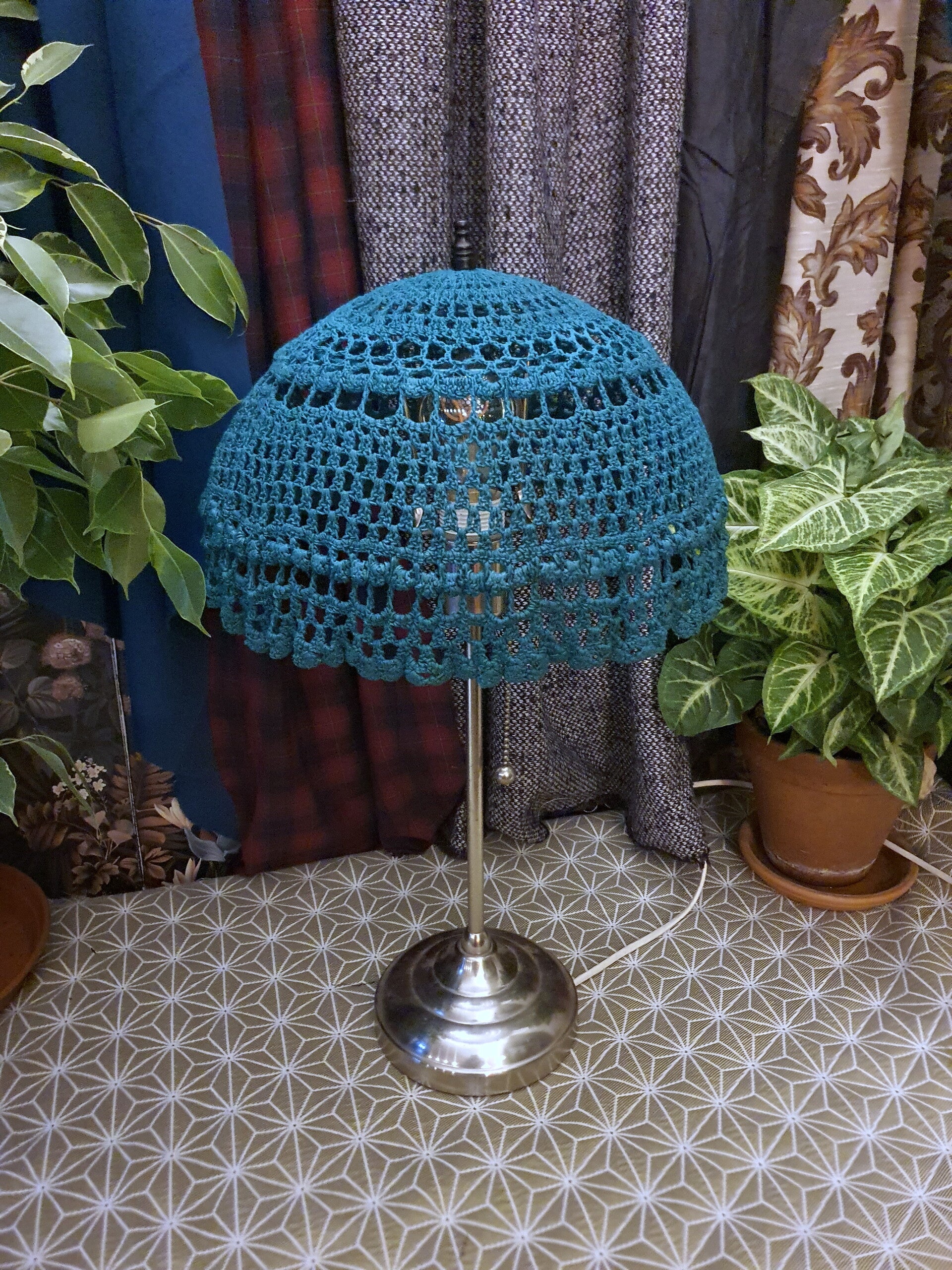 Lampe "Dome Ciment" – Crochet Bleu Pétrole & Pied Chrome