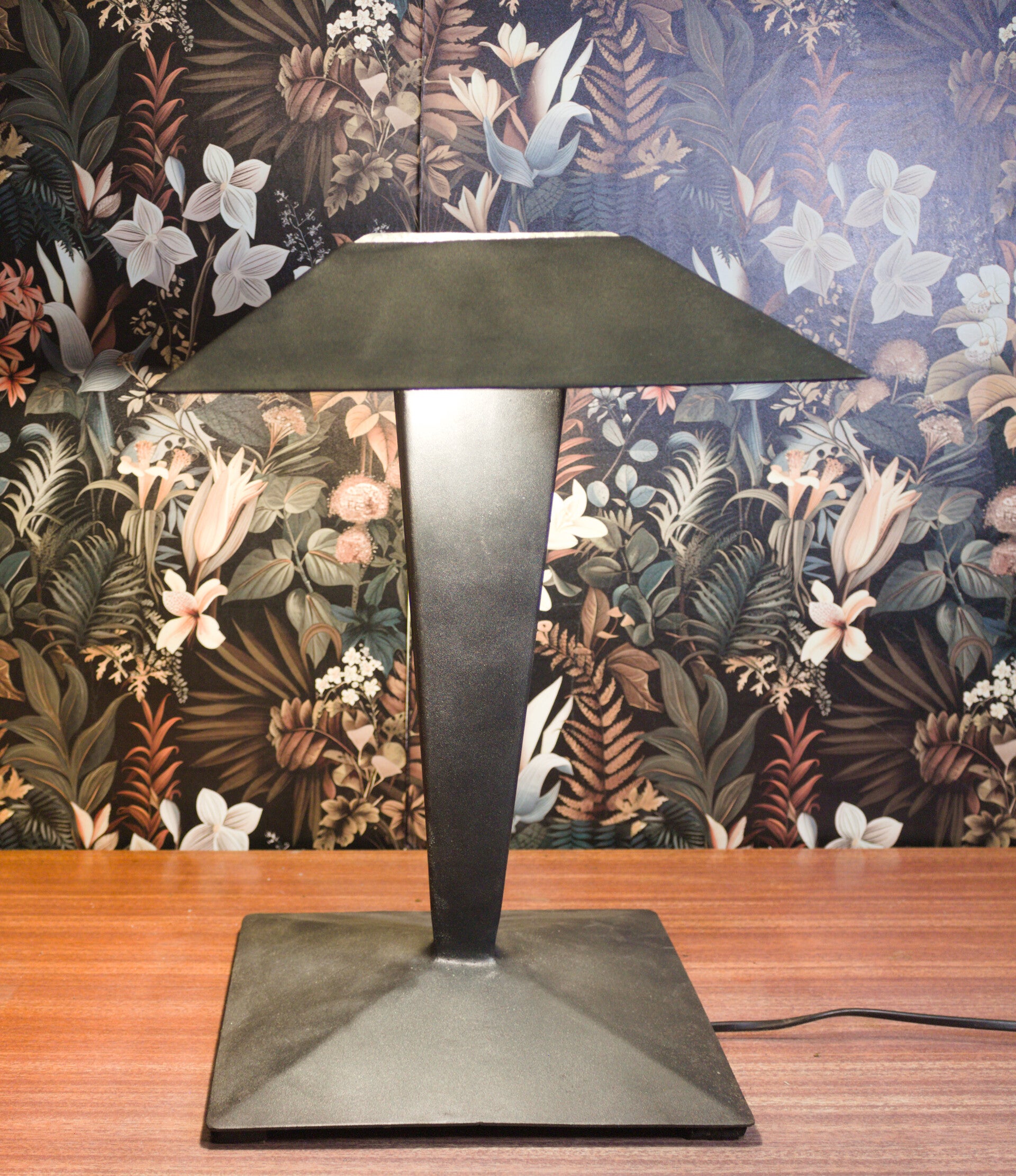Lampe de Table Architecturale en Acier – Style Art Déco / Brutaliste