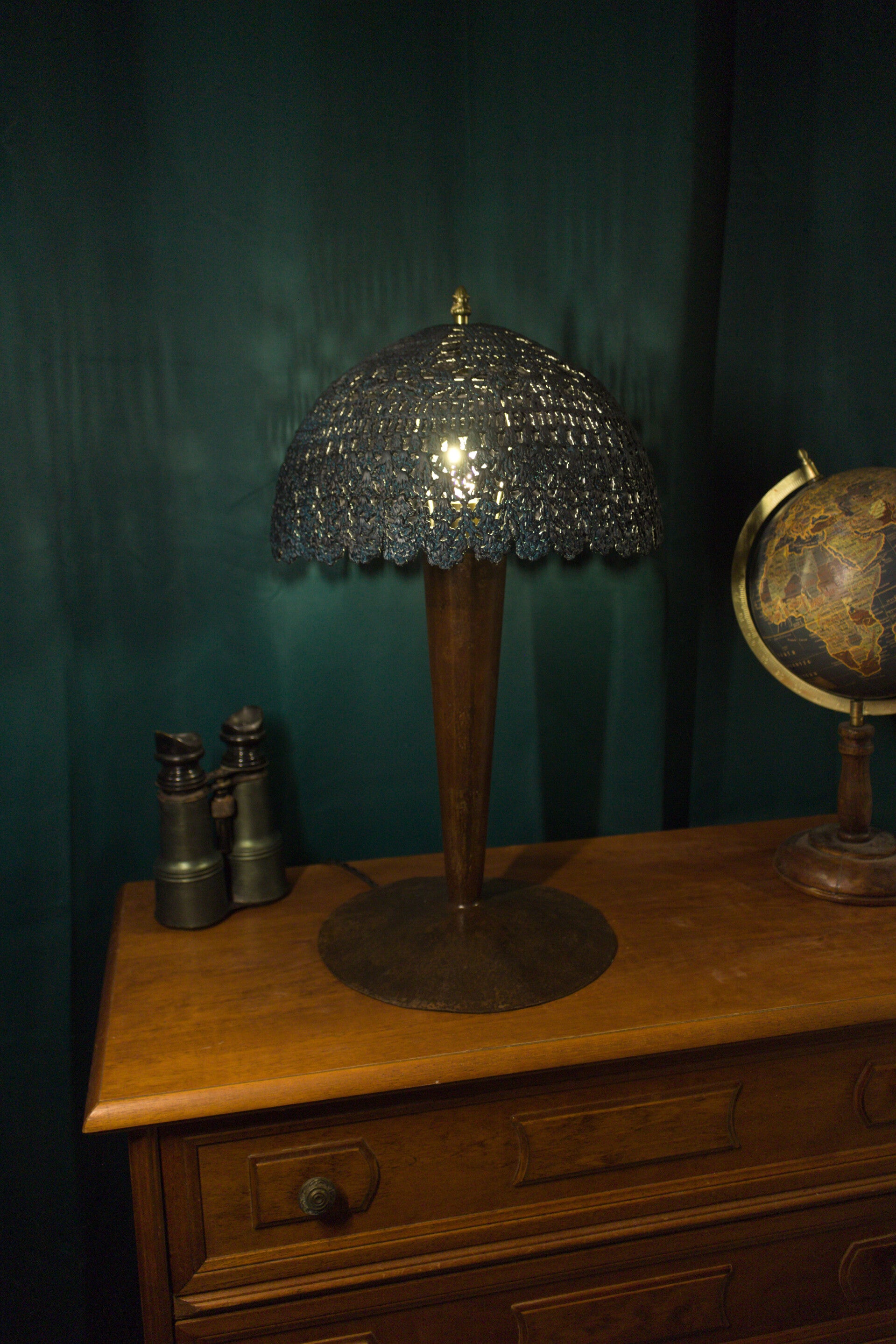 Lampe de Table Industrielle – Acier Rouillé & Dentelle Durcie