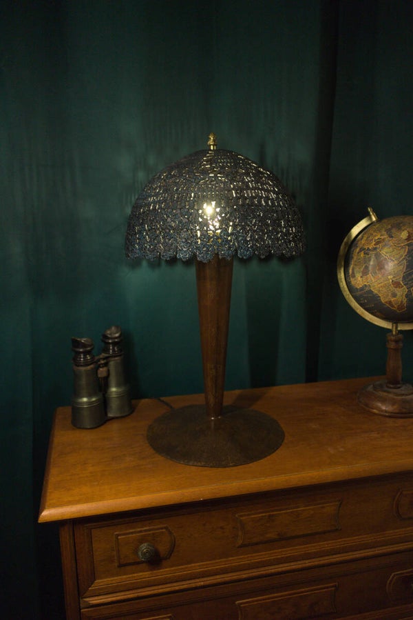 Lampe de Table Industrielle – Acier Rouillé & Dentelle Durcie