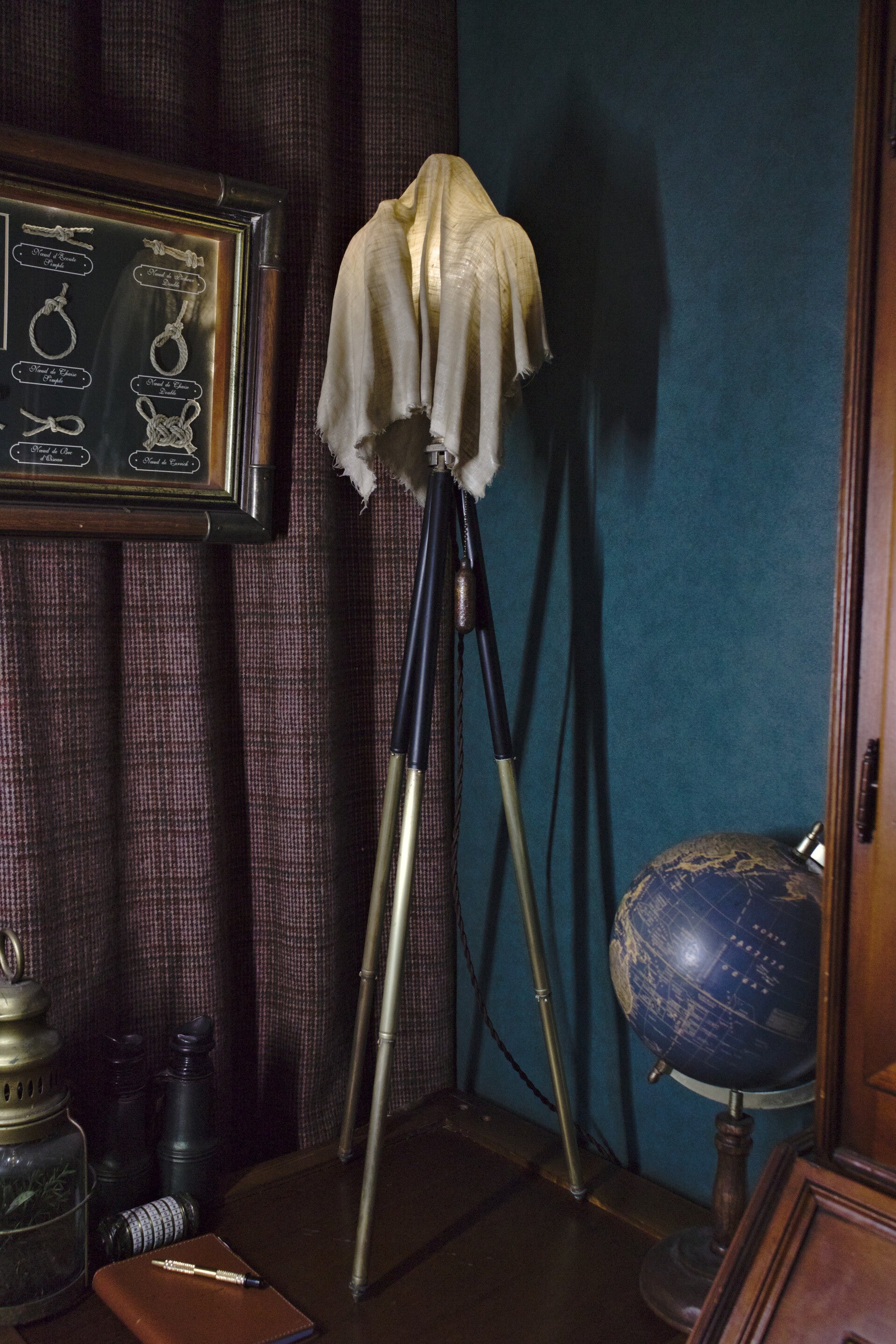 Lampe de Table "Le Spectre" – Sculpture en Tissu Stabilisé