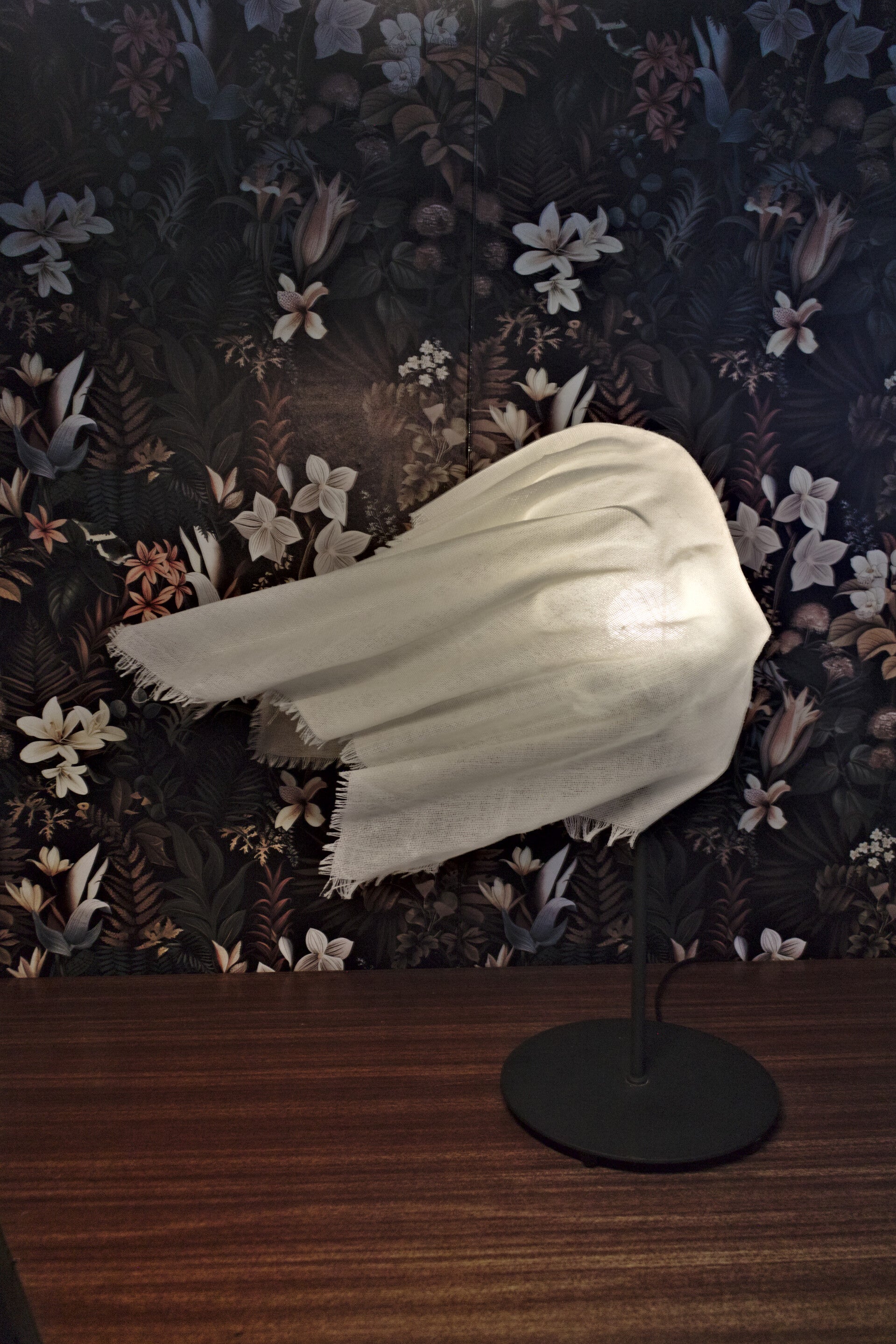 Lampe Sculpturale, Tissu Stabilisé & Profil Mystérieux