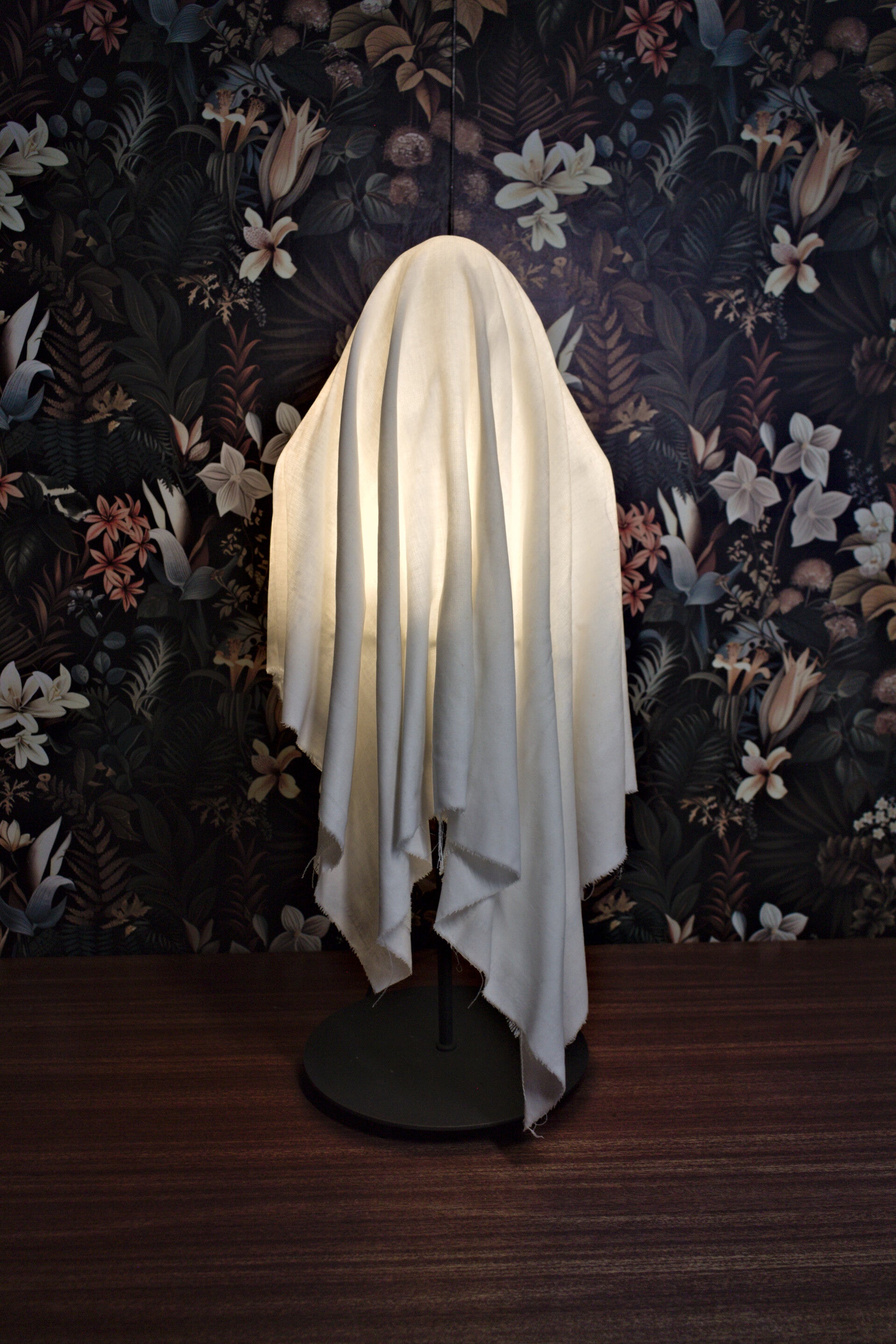 Lampe de Table "Le Spectre" – Sculpture en Tissu Stabilisé